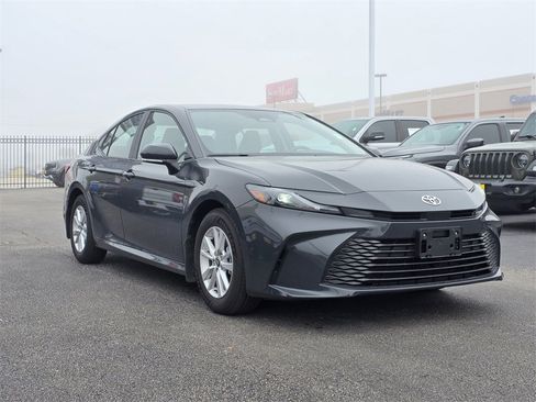 Used 2025 Toyota Camry LE image 3