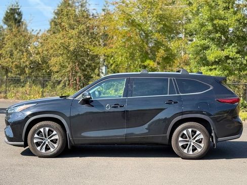 Used 2020 Toyota Highlander XLE AWD/4WD image 2