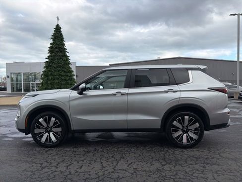 Used 2025 Mitsubishi Outlander SE image 4