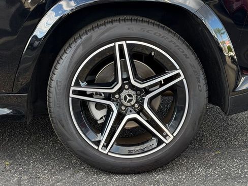 Used 2025 Mercedes-Benz GLS 450 4MATIC image 12