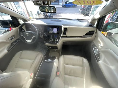 Used 2017 Toyota Sienna XLE Premium AWD/4WD image 25