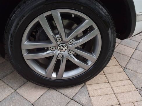Used 2016 Volkswagen Touareg TDI AWD/4WD image 85