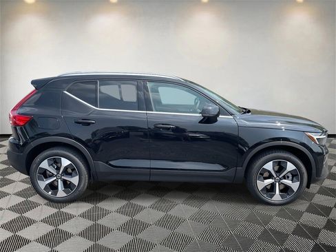 Used 2025 Volvo XC40 B5 Plus image 2