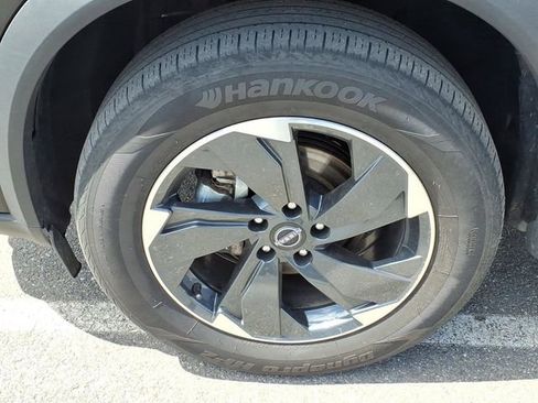 Used 2025 Nissan Rogue SV AWD/4WD image 9