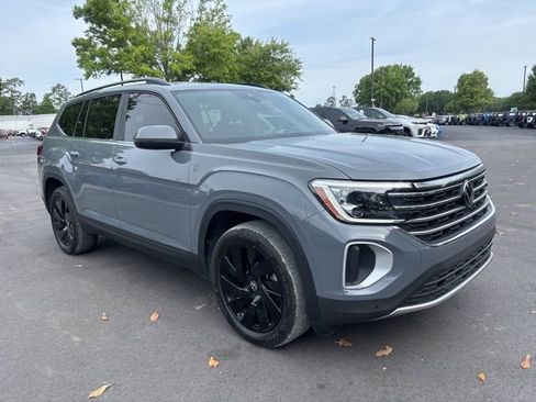 Used 2025 Volkswagen Atlas SE w/ Panoramic Sunroof Package image 1
