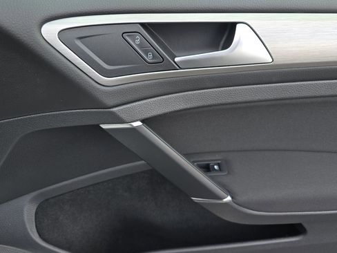 Used 2017 Volkswagen Golf S image 19