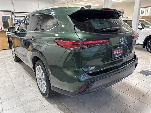 Used 2023 Toyota Highlander Limited FWD image 3