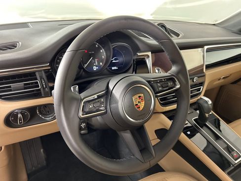 Certified 2025 Porsche Macan image 4