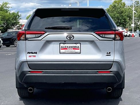 Used 2023 Toyota RAV4 LE AWD/4WD image 4