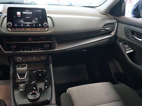 Used 2023 Nissan Rogue SV image 9