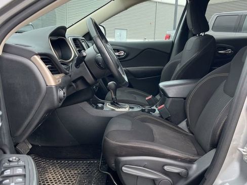 Used 2017 Jeep Cherokee Latitude w/ Cold Weather Group image 5