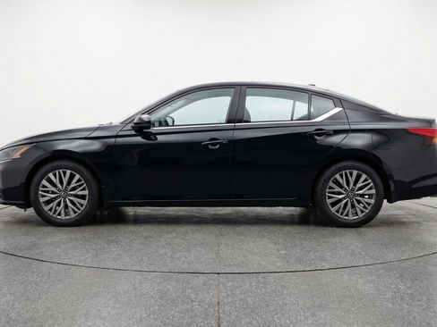 Used 2025 Nissan Altima 2.5 SV FWD image 5
