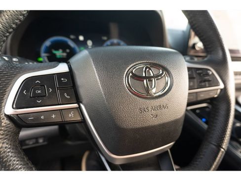 Used 2025 Toyota Sienna Platinum AWD/4WD image 35