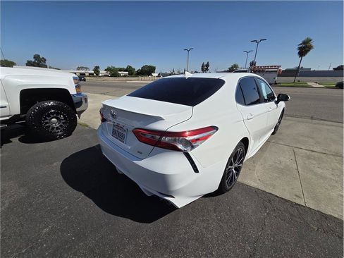 Used 2020 Toyota Camry SE w/ Carpet Mat Package FWD image 5