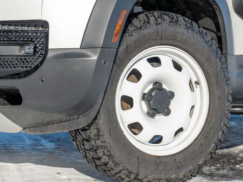 New 2024 Land Rover Defender 110 S image 7