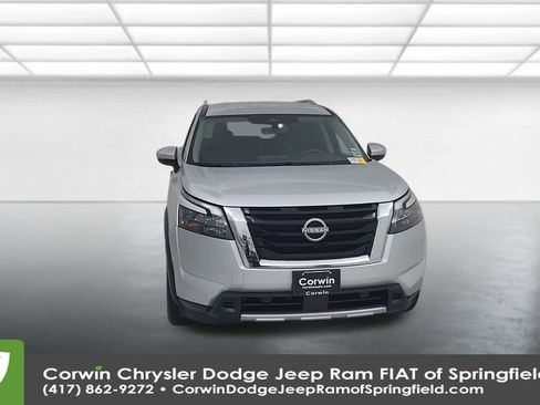 Used 2025 Nissan Pathfinder SL image 4