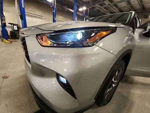 Used 2023 Toyota Highlander XLE image 29