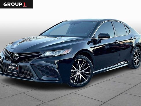 Used 2023 Toyota Camry SE image 1