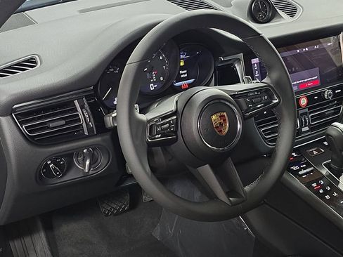 Certified 2025 Porsche Macan AWD/4WD image 4