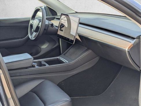 Used 2022 Tesla Model Y Long Range image 24