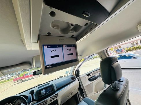 Used 2012 Volkswagen Routan SE image 17