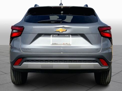 Used 2025 Chevrolet Trax LT w/ LT Convenience Package image 4