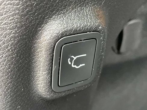 Used 2019 Jeep Cherokee Latitude Plus FWD image 9