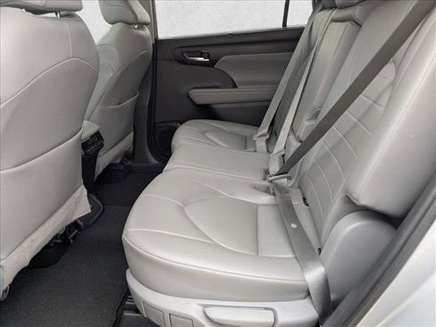 Used 2020 Toyota Highlander XLE image 18