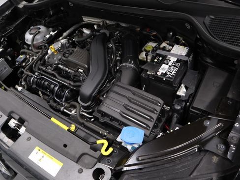Used 2025 Volkswagen Taos SE FWD image 18