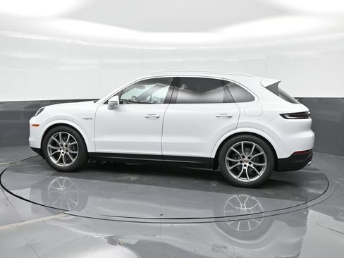 Certified 2025 Porsche Cayenne E-Hybrid AWD/4WD image 2