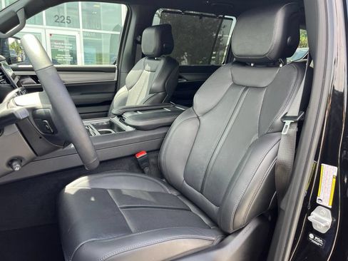 Used 2025 Jeep Wagoneer Series III w/ Premium Group I AWD/4WD image 5