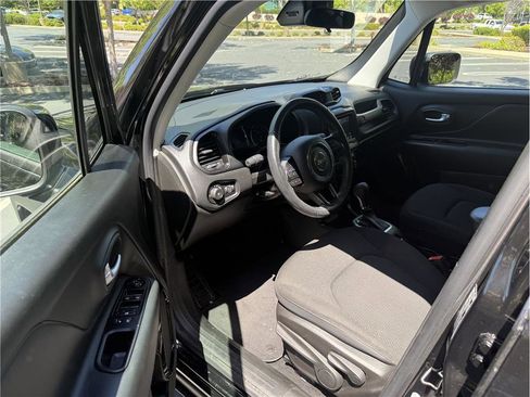 Used 2019 Jeep Renegade Altitude w/ Quick Order Package 2XM FWD image 11