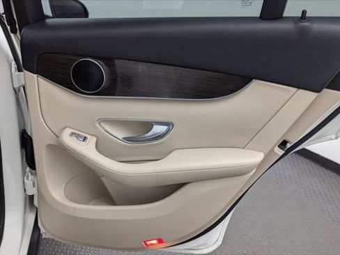 Used 2020 Mercedes-Benz GLC 300 w/ Premium Package image 19