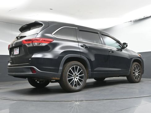Used 2018 Toyota Highlander SE FWD image 27