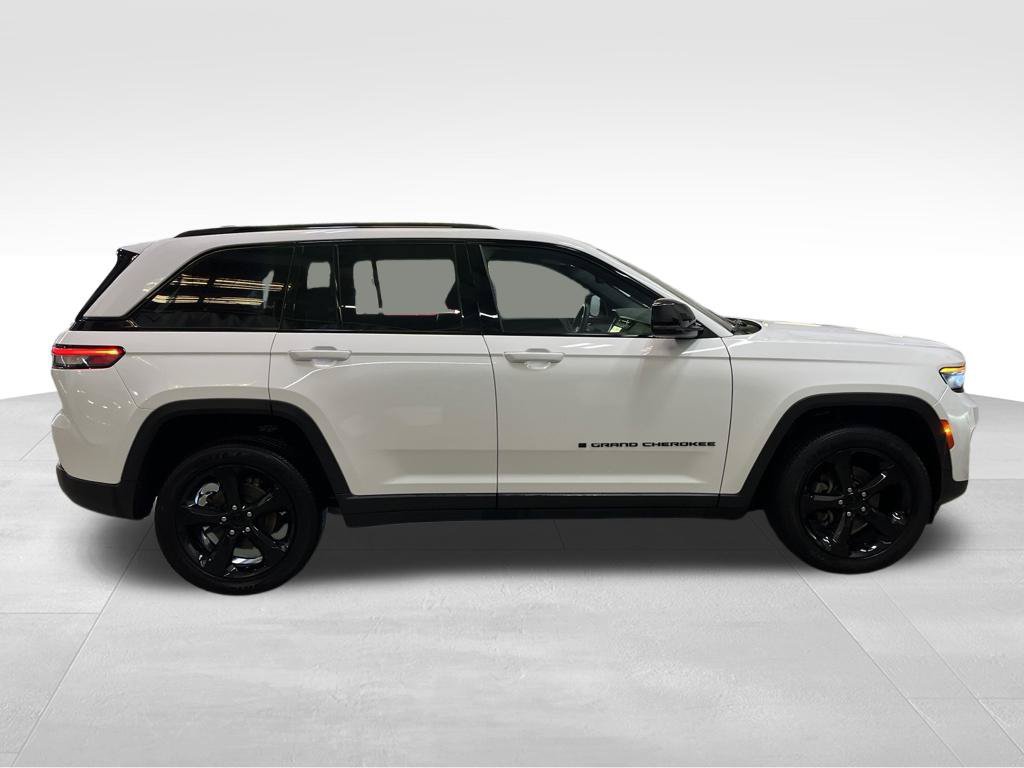 Used 2023 Jeep Grand Cherokee Altitude AWD/4WD image 6