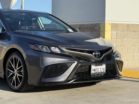 Used 2024 Toyota Camry SE image 3