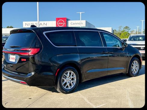 Used 2024 Chrysler Pacifica Touring-L FWD image 12