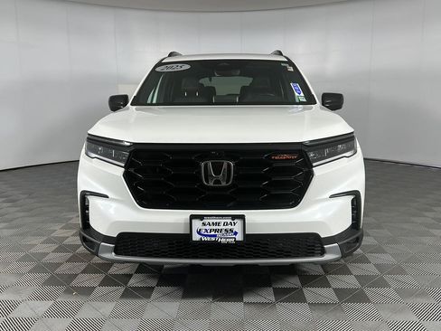 Used 2025 Honda Pilot TrailSport image 4