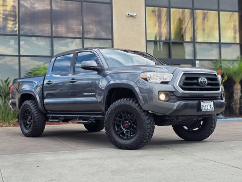 Used 2021 Toyota Tacoma SR5 AWD/4WD image 3