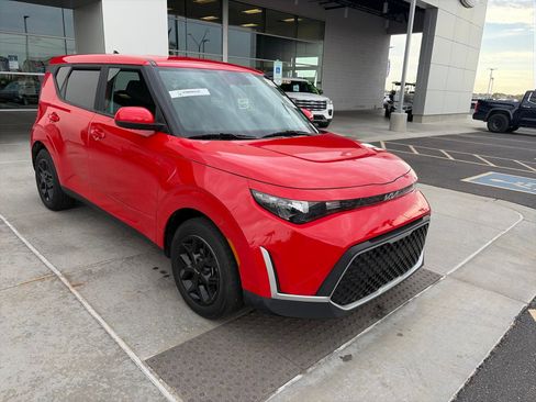 Used 2023 Kia Soul LX w/ LX Technology Package FWD image 9