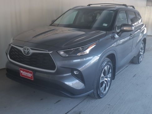 Used 2023 Toyota Highlander XLE image 18