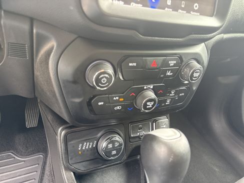 Used 2023 Jeep Renegade Trailhawk AWD/4WD image 28