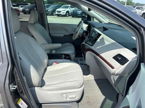 Used 2014 Toyota Sienna XLE w/ XLE Premium Package FWD image 24