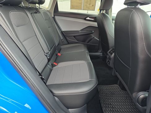 Used 2022 Volkswagen Taos SE w/ Panoramic Sunroof Package image 31