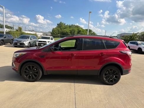 Used 2017 Ford Escape SE w/ SE Sport Appearance Package AWD/4WD image 2
