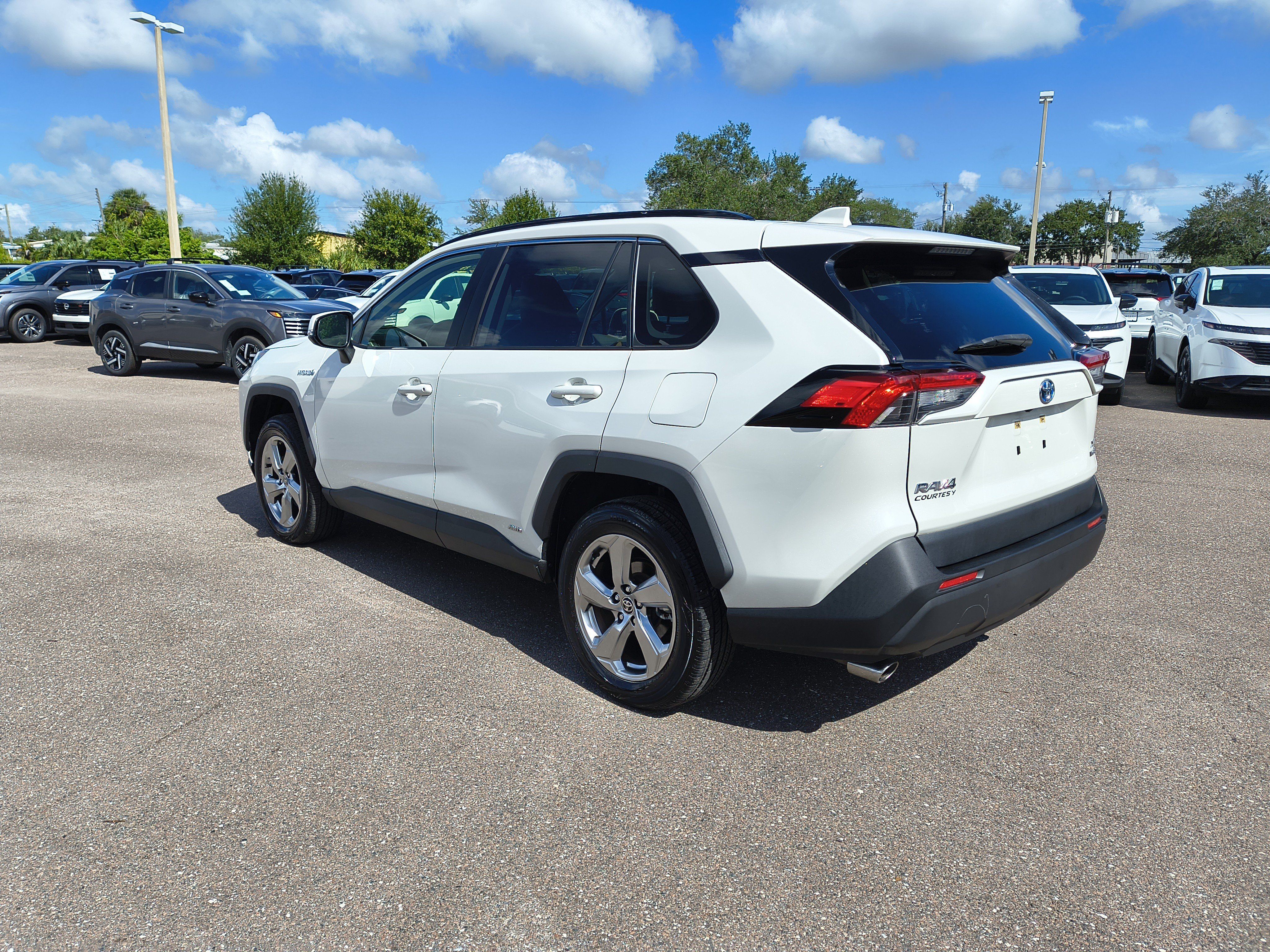 Used 2021 Toyota RAV4 XLE Premium AWD/4WD image 4