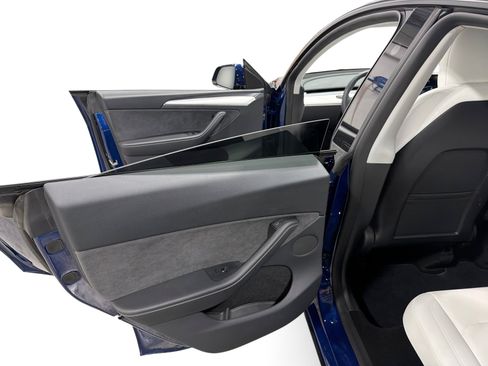 Certified 2023 Tesla Model Y Long Range AWD/4WD image 10
