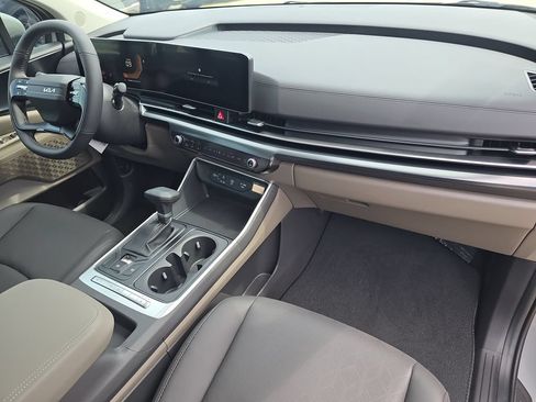 New 2027 Kia Carnival FWD image 11