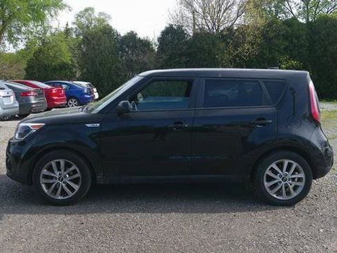 Used 2017 Kia Soul + FWD image 11