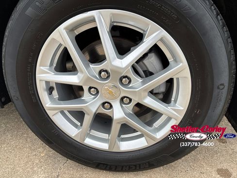 Used 2024 Chevrolet Equinox LT FWD image 2